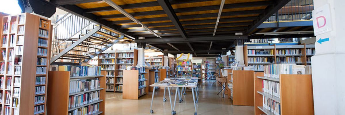 Un nuovo scaffale di libri in simboli CAA alla Biblioteca Civica Negroni di Novara