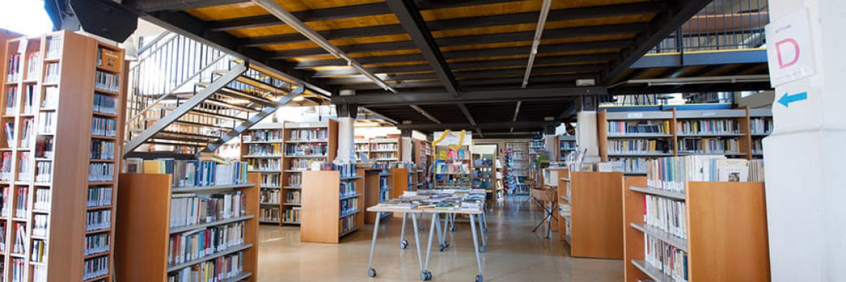 Un nuovo scaffale di libri in simboli CAA alla Biblioteca Civica Negroni di Novara