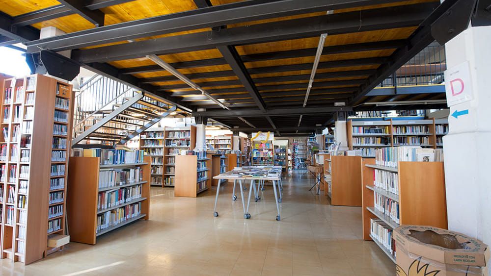 Un nuovo scaffale di libri in simboli CAA alla Biblioteca Civica Negroni di Novara